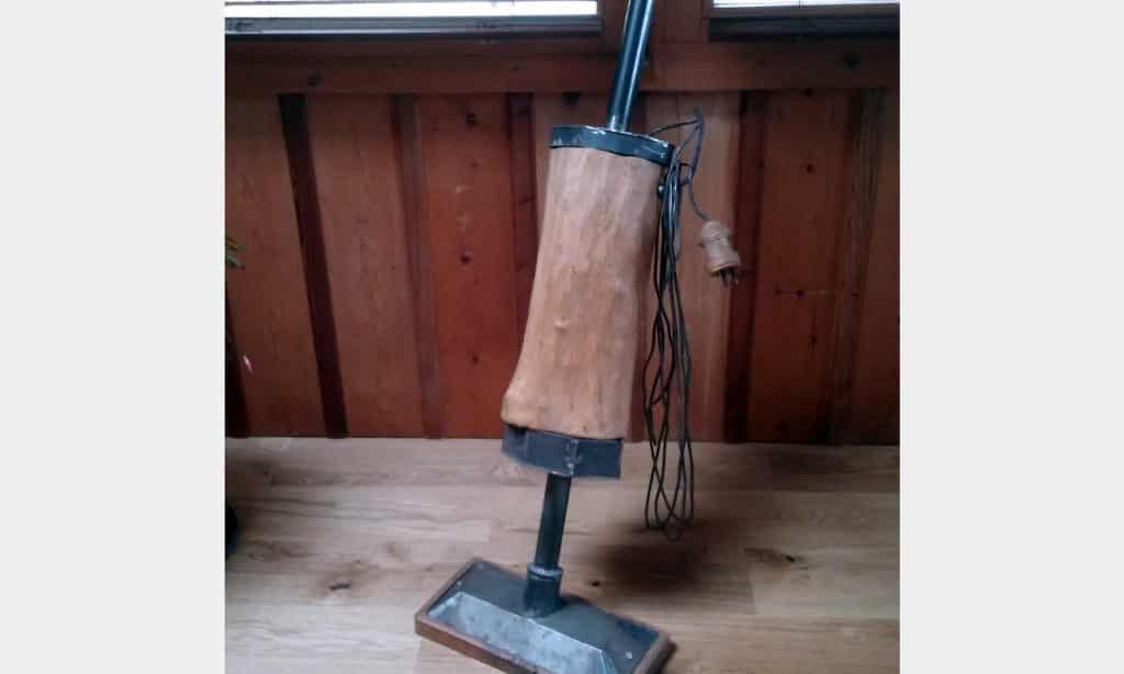 Sculpture Valais - 3e Âge de Fer - Catégorie : Fer et Bois - Titre : Aspirateur années 50 - Image à la Une