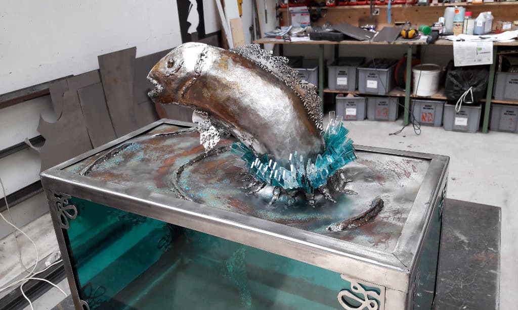 Sculpture Valais – 3e Âge de Fer – Catégorie : Fer et Verre – Titre : Aquarium et poisson – Image à la Une Sculpture Valais - 3e Âge de Fer - Catégorie : Fer et Verre - Titre : Aquarium et poisson - Image à la Une