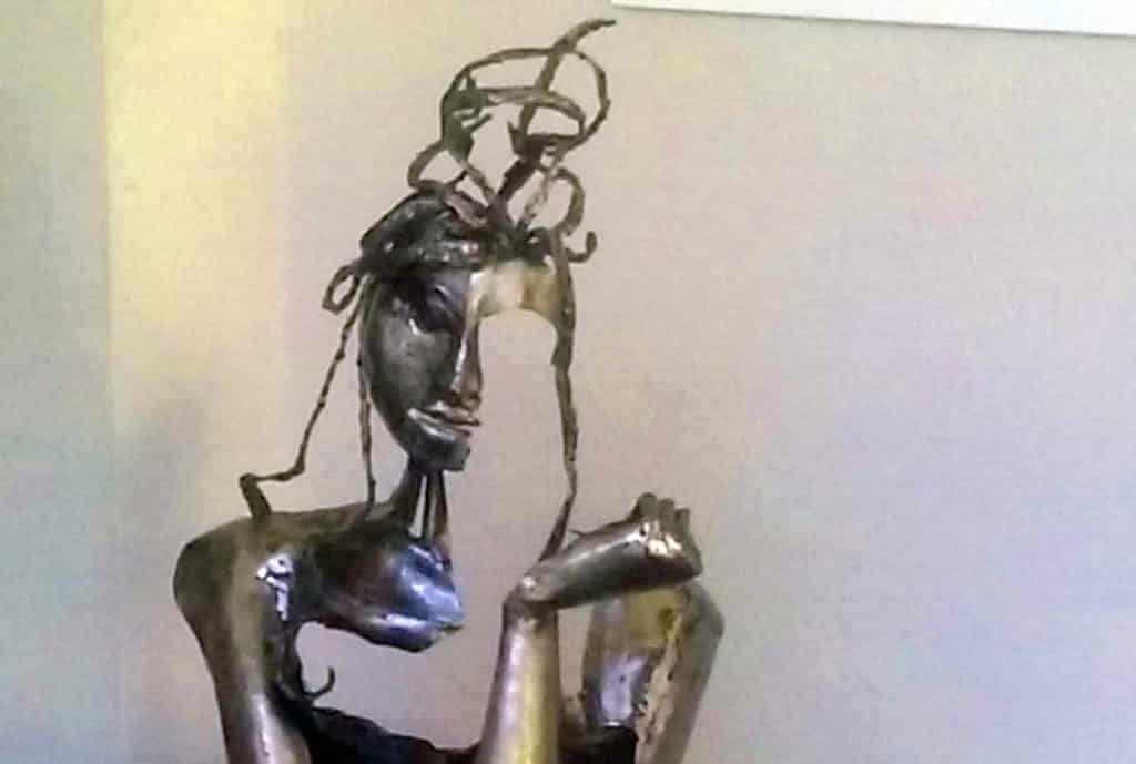 Sculpture Valais 3e Âge de Fer Femme assise à la une Femme assise