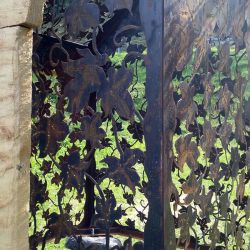 Sculpture Valais - 3e Âge de Fer - Catégorie : Fer - Titre : Mazot - Feuilles de lierre - Vue d'angle