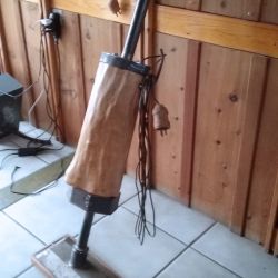 Sculpture Valais - 3e Âge de Fer - Catégorie : Fer et Bois - Titre : Aspirateur - Profil gauche