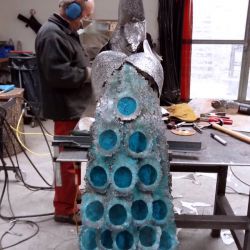 Sculpture Valais - 3e Âge de Fer - Catégorie : Fer et Verre - Titre : Paon - Le paon en construction et Raphy Buttet