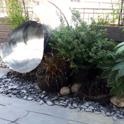 Sculpture Valais - 3e Âge de Fer - Catégorie : Fer - Titre : Feuille Nervurée - Dans un milieu naturel