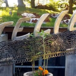 Enseigne à l'entrée de l'atelier