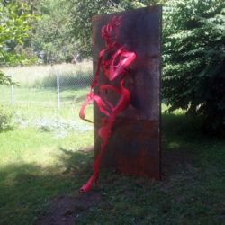 Femme adossée contre un mur En pensée féminine