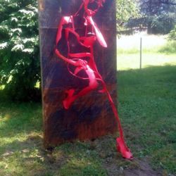 Femme adossée contre un mur En pensée féminine