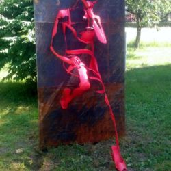 Femme adossée contre un mur En pensée féminine