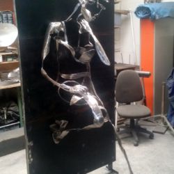 Femme adossée contre un mur En pensée féminine