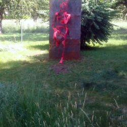 Femme adossée contre un mur En pensée féminine